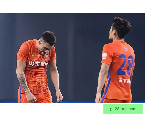 李源一在泰山队中场攻守兼备关键作用助力球队攻防转换顺畅 李源一在泰山队中场攻守兼备关键作用助力球队攻防转换顺畅